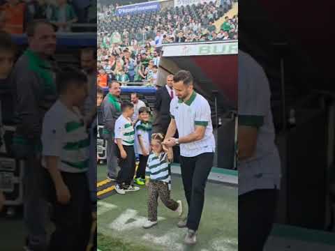 Talha Yünkuş tören alanına çıkıyor.. #sporbursatr #bursaspor