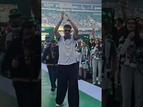Emir Kaan Gültekin tören alanına çıkıyor.. #sporbursatr #bursaspor