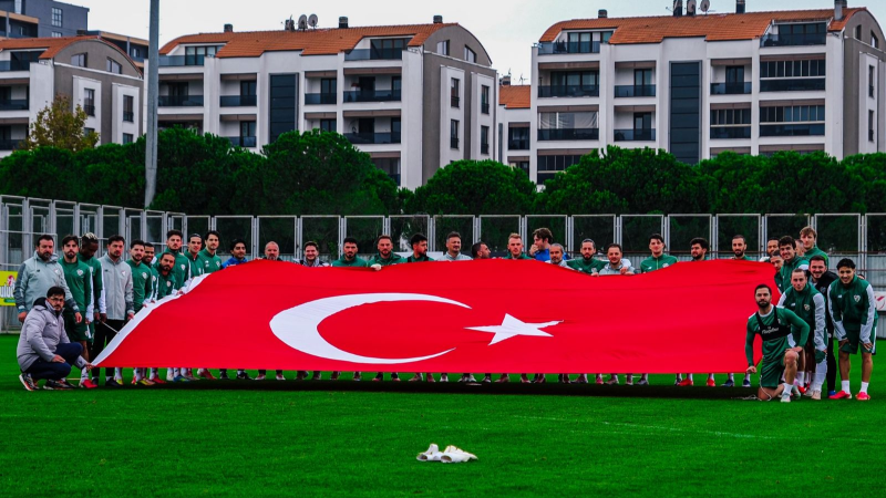 Bursaspor Cumhuriyet Bayramı’nı dev bayrağımızı açarak kutladı